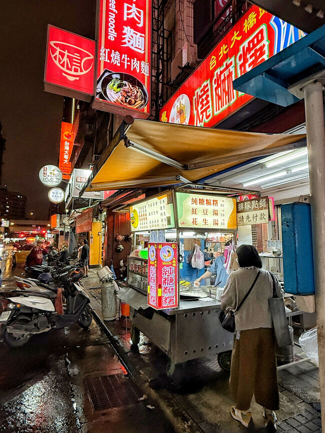 姉はお餅が大好きで<br />やってきましたよー<br /><br />お餅やさんなのに<br />おやつタイムではなく17時オープンです<br />魏祥記純糖麻?<br />https://maps.app.goo.gl/ZabjXjNQMF7JqrAs7?g_st=ic<br /><br />