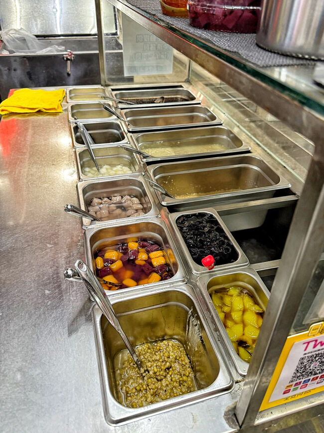 トッピングもたくさん<br /><br />このお店で姉が食べたい物があるらしく<br />カスタムが必要なのかな？<br />頑張って伝えてました