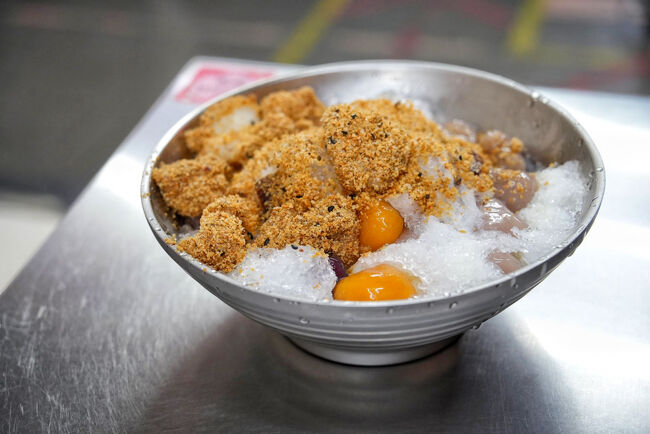 じゃーん！<br />出来上がったのがこちらでございます<br />氷の上にお餅乗ってるけど<br />ほっかほかのお餅が氷で固くなったりしないのかなー<br />なんて思いながらいただきました<br /><br />ごちそうさまでした(^^)