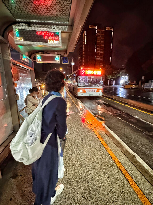 バスで夜市に向かいます