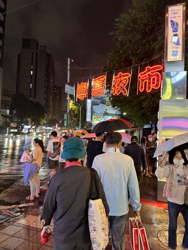寧夏夜市にやってきました<br />https://maps.app.goo.gl/vroi2Wpkmb59UYtr9?g_st=ic<br /><br />小雨降ってるからやっているか心配したけど<br />6.7割のお店は営業してるっぽい<br />よかったー