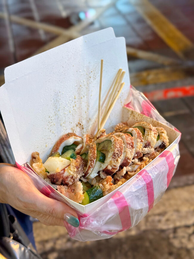 イカにきゅうりと大根詰めて姿揚げしたもの<br /><br />いろんなソースあるけど<br />塩レモンにしたと思う<br /><br />テイクアウトします！