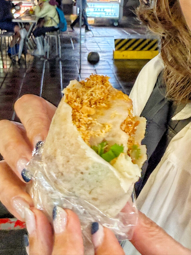 食べかけ失礼します！<br />削ったピーナッツ糖と<br />アイスクリームとパクチーを<br />春巻きの皮で包んだ物<br /><br />雨降ってて座るとこなく<br />立ったままいただきましたー<br />