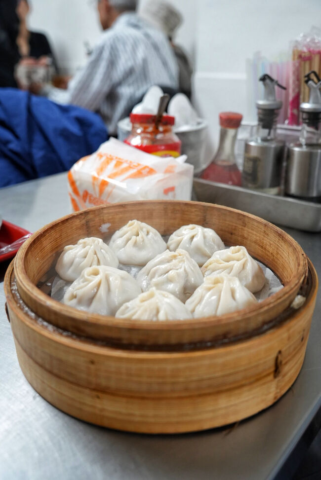 最初にやってきたのは小籠包<br />たくさん頼んじゃった<br />と思ったけど<br />こちら、完食しましたよー