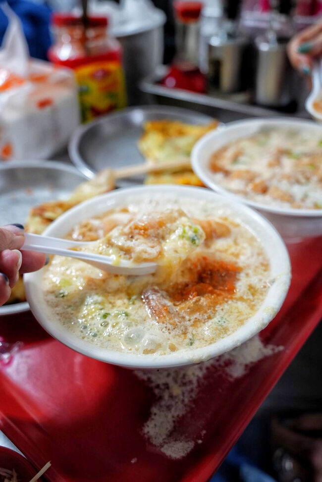 豆漿もやってきたよー<br />卵入りのを一個注文したつもりだったけど<br />プレーンも来ちゃった<br />