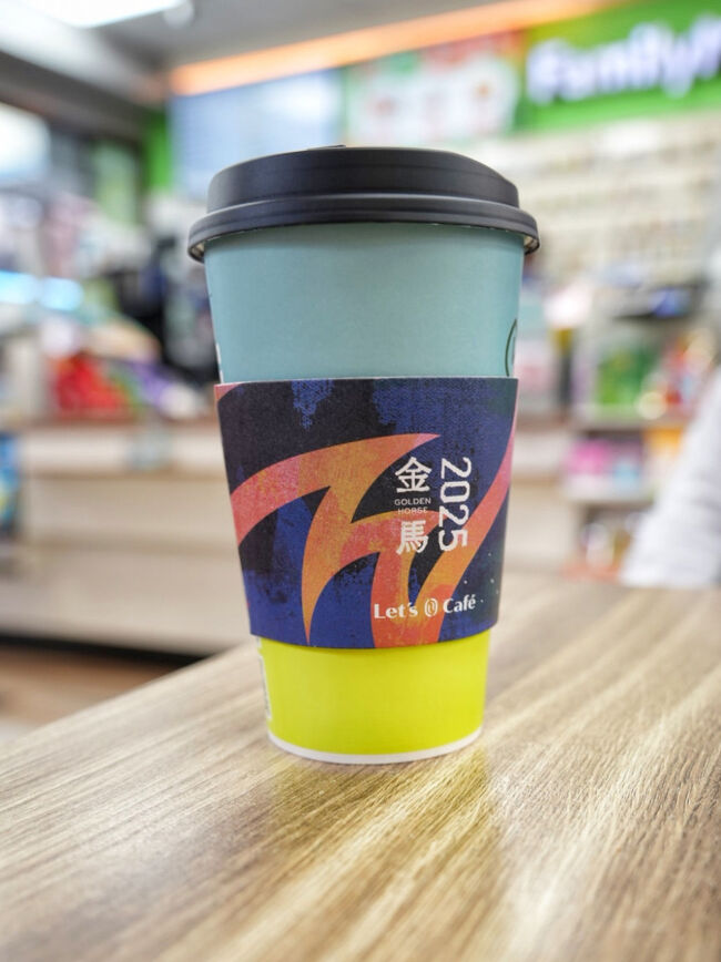 雨なので美術館に行こーとなりまして<br />でもまだ開くまで時間あったので<br />ファミマのイートインスペースでお茶飲んで待ちます