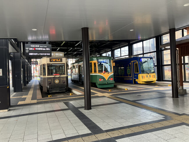 市電終着の鹿児島駅<br />昭和の終着駅は建替えられ<br />綺麗に<br /><br />新旧が並んで<br />真ん中の谷山行<br />行っちゃった