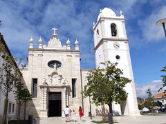大聖堂にやって来ました。
白い塔が目につきます。