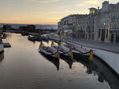 アヴェイロの夕暮れ。
運河の向こうに日が落ちました。

今日も楽しい１日でした。
明日はコインブラへ移動し街歩きを楽しんだ後、バターリャに移動します。