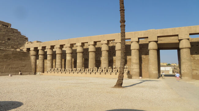 中庭に戻ってきました。こちらはセティ２世の神殿。