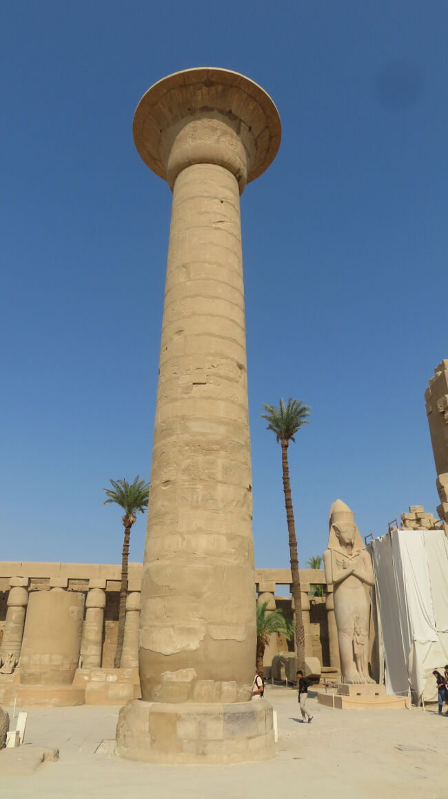 柱はこれだけ高かったのですね。隣にあるラムセス２世の像と比べると一目瞭然。
