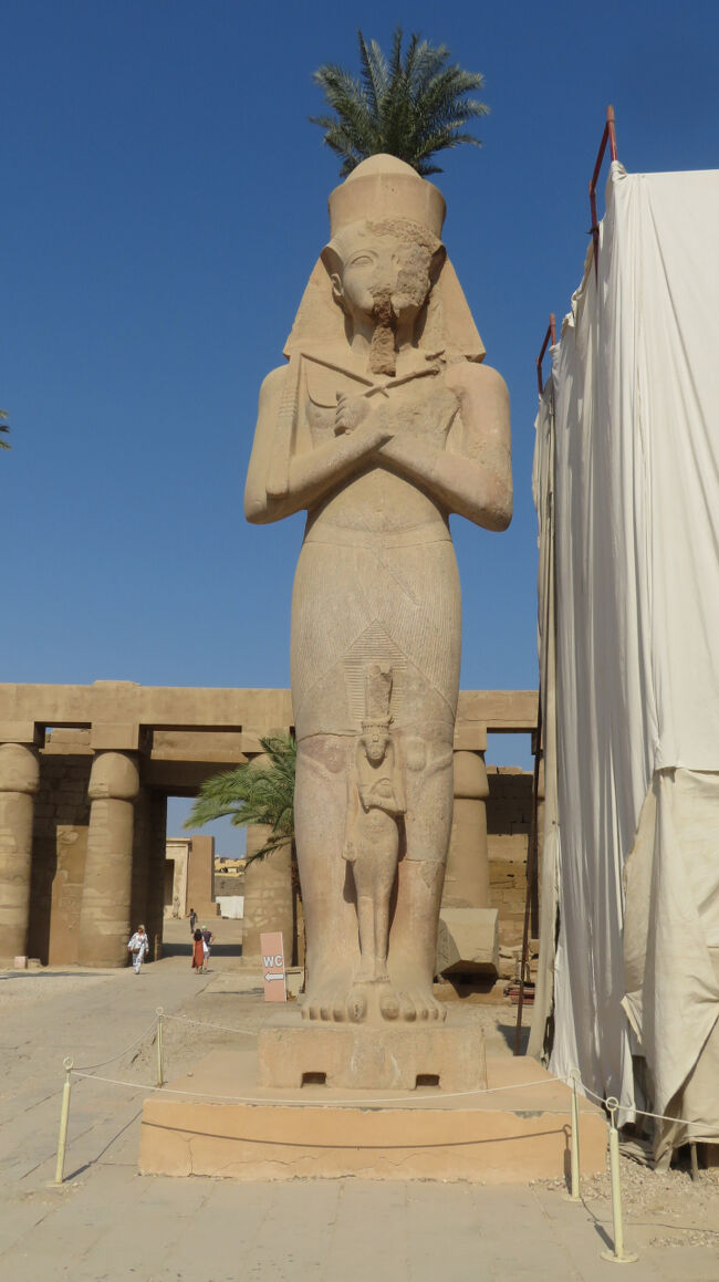 第２塔門の前に対で立っているラムセス２世の像。