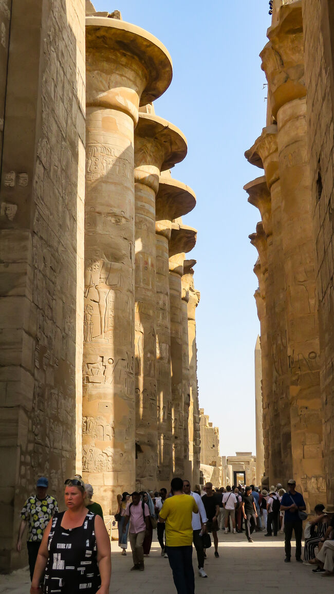 第２塔門を抜けて大列柱室に入ります。<br />柱の大きさ、並んでいる数に圧倒されます。