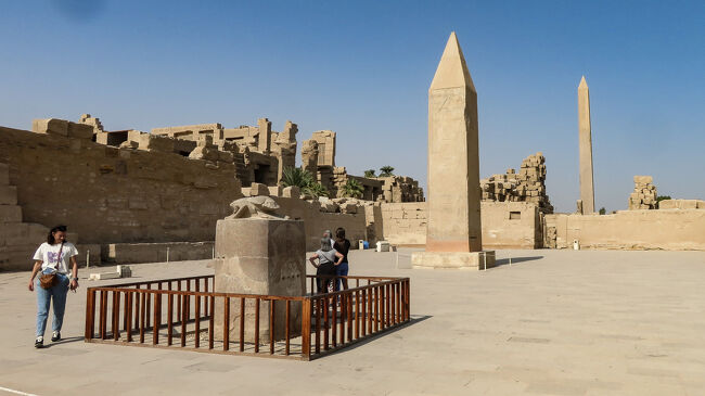 第３塔門の横を抜けて大スカラベの所に来ました。反時計回りに７周すると願いが叶うとか。私もお願いしてきました。<br />後方はハトシェプスト女王の倒れたオベリスク。以前は横にして展示されていたようですが、今は立ててあります。やっぱりオベリスクは立っていないと、とうことでしょうか<br />後方にあるのは、立っている方のハトシェプト女王のオベリスク。<br /><br />