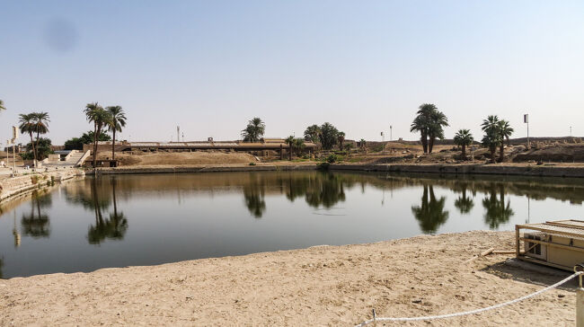 大スカラベを過ぎると聖なる池があります。