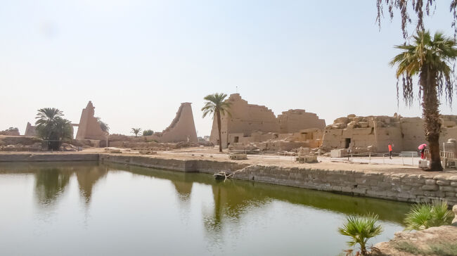 カフェから第７～９塔門を撮りました。この先にムート大神殿があります。