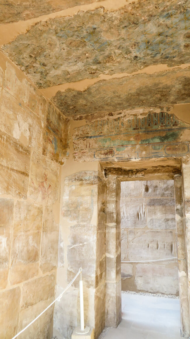 建物の壁や天井には当時の色が残っています。