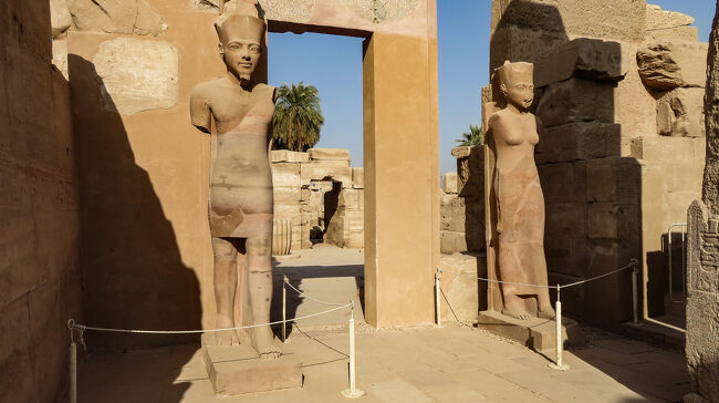 アムン神とムート神の像でしょうか。