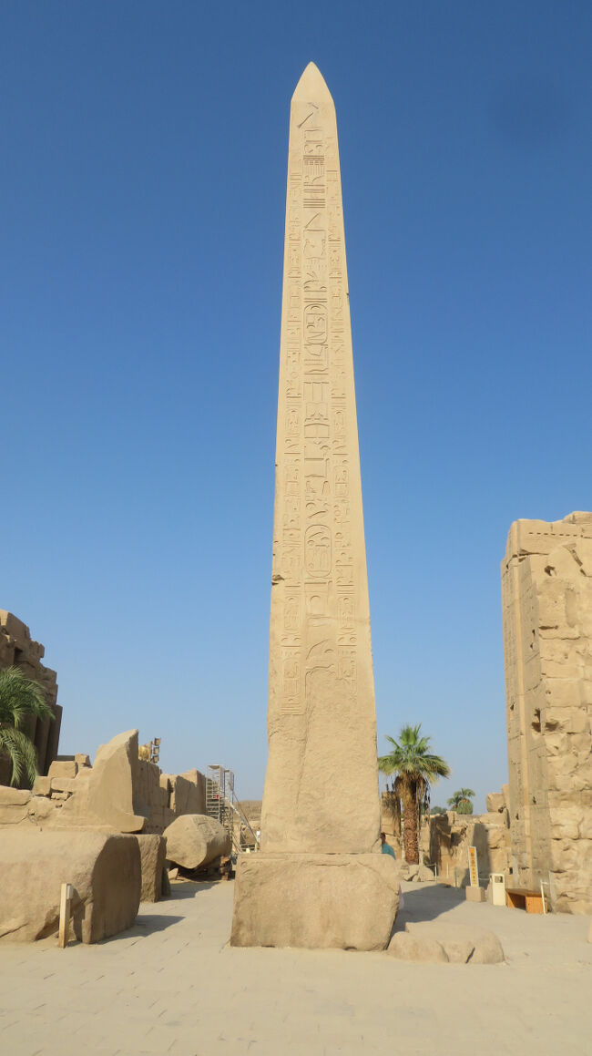 来た道を戻っていきます。先程見たトトメス１世のオベリスク。
