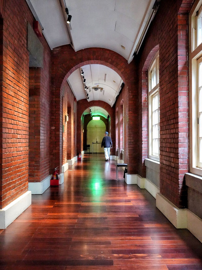 ★ここからは美術館好きな姉が書きます～★<br /><br />この美術館は、もともと日本統治時代に小学校の校舎として使用されたものだそう。<br />戦後は台北市政府庁舎として使用され、2001年になって「台北市立美術館」として生まれ変わったんだって。<br />そして今はまた小学校のキャンパスとしても機能しているらしい<br /><br />画像は廊下の様子。煉瓦造りの内装にその歴史を感じますね