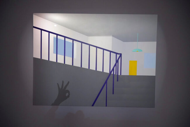 この時は、豪華朗機工/LuxuryLogioという台湾出身の４人組アーティスト集団の展示されていましたよ<br /><br />最近はスマホのアプリで作品説明を翻訳できるのだけど、この美術館での作品解説はQRコードからの音声のみ、しかも中国語か英語だったので確認できずでした。今思うと、音声録画して翻訳アプリで翻訳できたのかもしれないけども？<br /><br />そして作品は、教室だったような部屋にそれぞれ展示されていました<br /><br />こちらの画像は、壁にかけてある絵にプロジェクターで画像が映し出されているので、アニメーションを見ているような感覚になる作品。影絵を作って遊んでしまったけども…<br />