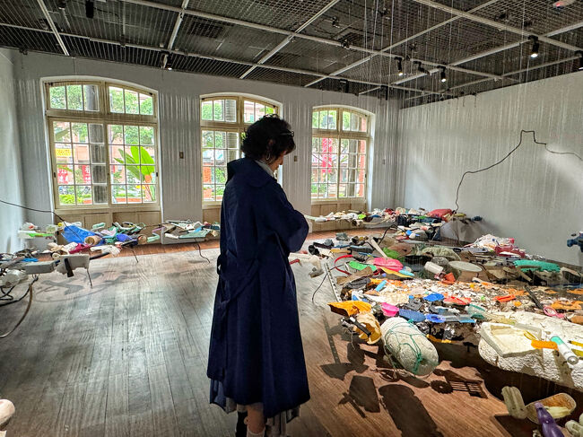 ここは、確か海から流れ着いたプラスチックゴミから作られている作品<br /><br />廃材から作られるアート作品って時々見かけるけど、宙に浮かせてるのは初めてかも。海に漂う様子を再現しているのかな？