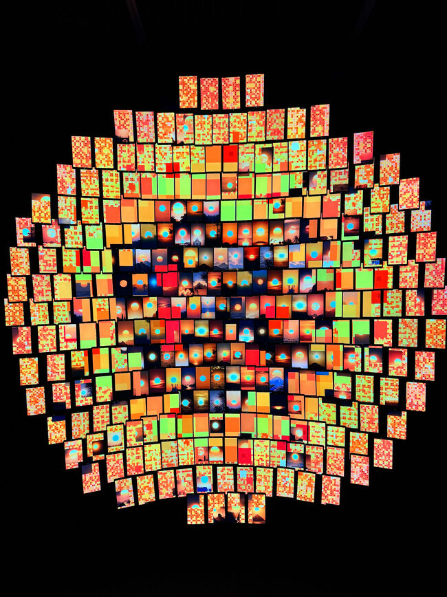 これはねえ、なんだか圧倒されました<br /><br />作品名は「Solar/太陽」<br /><br />小さなパネルに次々と動画が映し出されるんだけど…