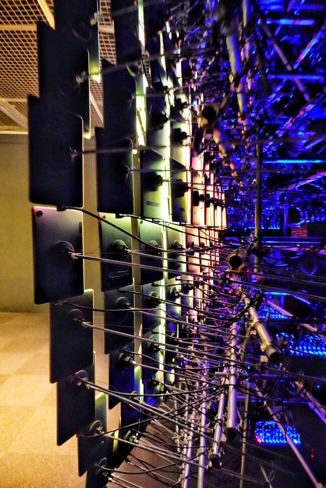 パネルの正体はね、iPad miniだった<br /><br />作品の後ろに回り込むとこんな感じ