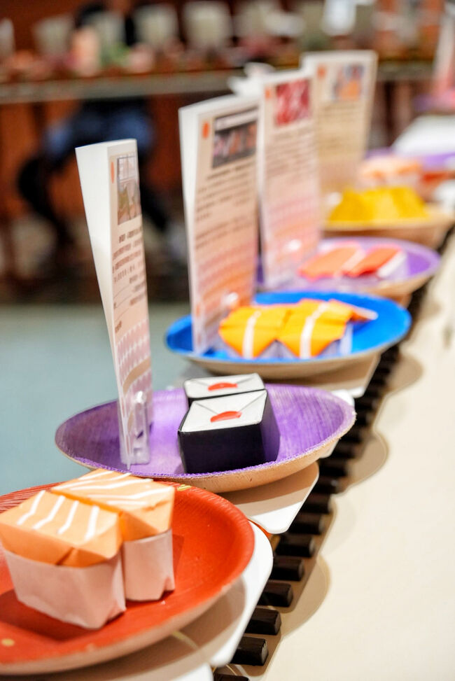 最後の部屋は、別のアーティストさんの作品だったみたいです<br /><br />紙で作ったお寿司が回ってくるのだけど、<br />それぞれに台湾を中心とした社会問題について問う文が書いてあるの