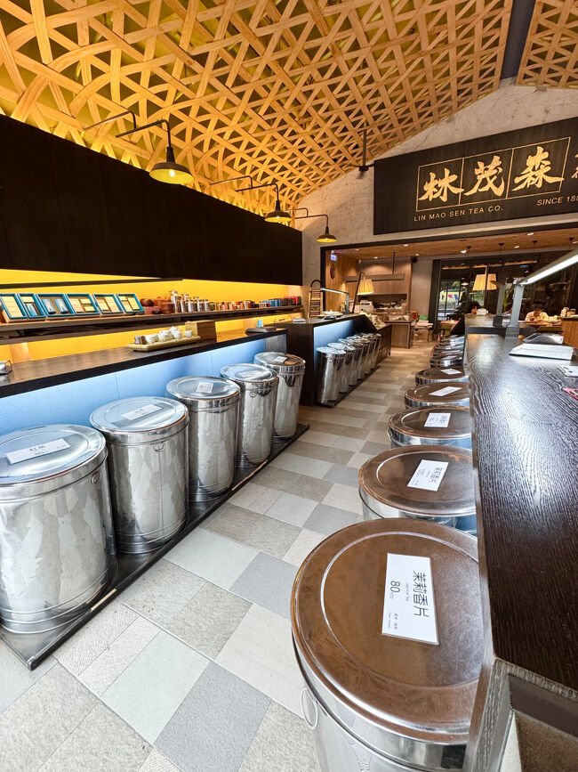 いろんなお茶がずらーっと並んでおります