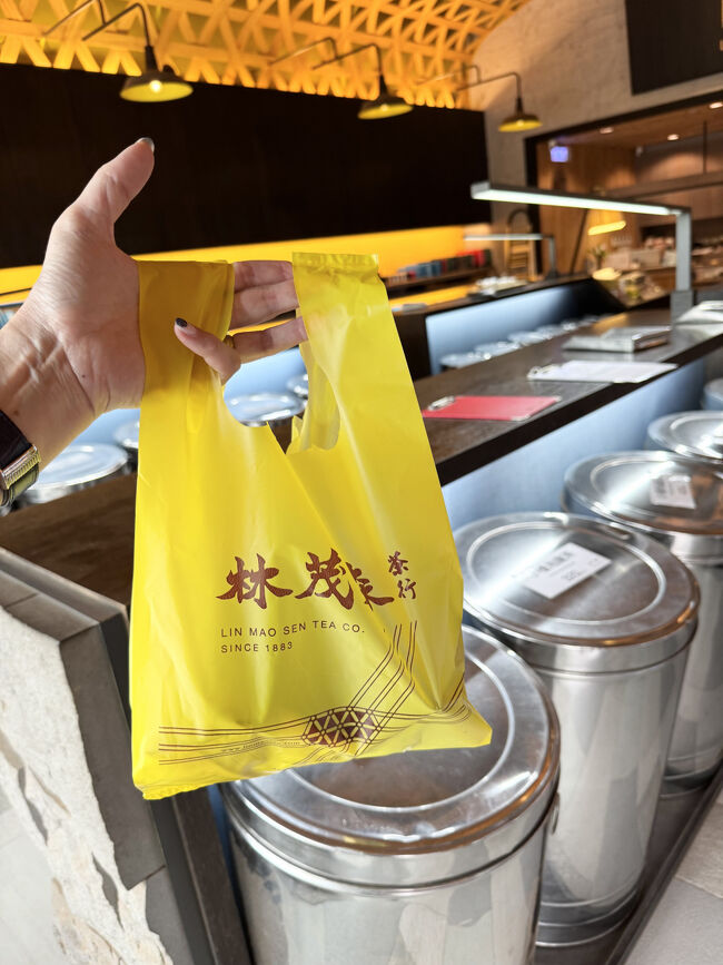 日本語で説明してくれて<br />お茶2種と1人用茶器を購入