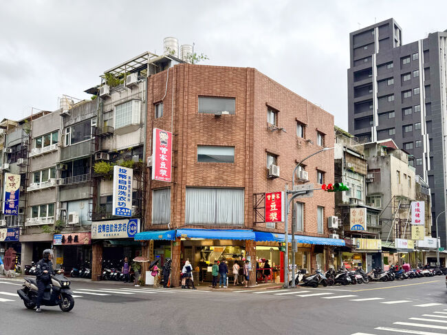 バスでやってきました<br />既に並んでらっしゃる<br /><br />16時オープンの<br />曾家豆漿<br />https://maps.app.goo.gl/bwG622YdG34iKLsaA?g_st=ic<br />