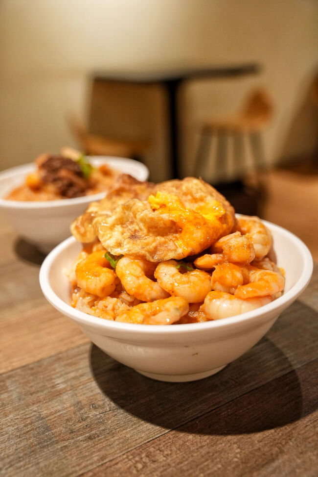 エビの出汁で炊いたご飯に<br />エビの濃厚ソースがたっぷりかかっていて<br />エビ乗ってるのだけどエビ倍増にして<br />半熟目玉焼き乗せたよ！<br /><br />だがしかし<br />半熟ではなくしっかり固まっていて<br />とろ～りってならなくて残念(＞＜)<br /><br />姉は麻辣をオーダー<br />こちらはかなり辛めでした<br /><br />スープと一緒に食べるといいみたいだけど<br />お腹いっぱいであきらめました<br /><br />ごちそうさまでした(^^)