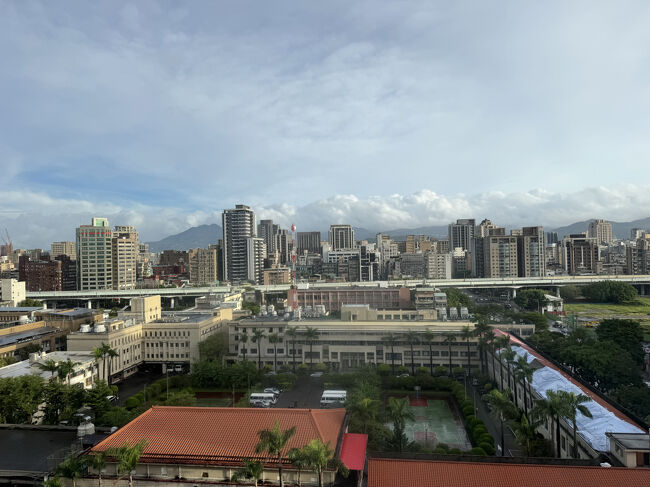 5日目<br />おはようございます！<br /><br />ホテルの窓からの景色<br />晴れてる！<br />うれしー！<br />台風どこいっちゃったのかな？