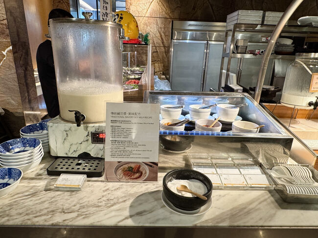 台風来た時のために付けた朝食<br />チラ見すると豪華なので<br />入ってみる事にしたよ<br /><br />自分で豆漿作れるように<br />レシピと材料かある！