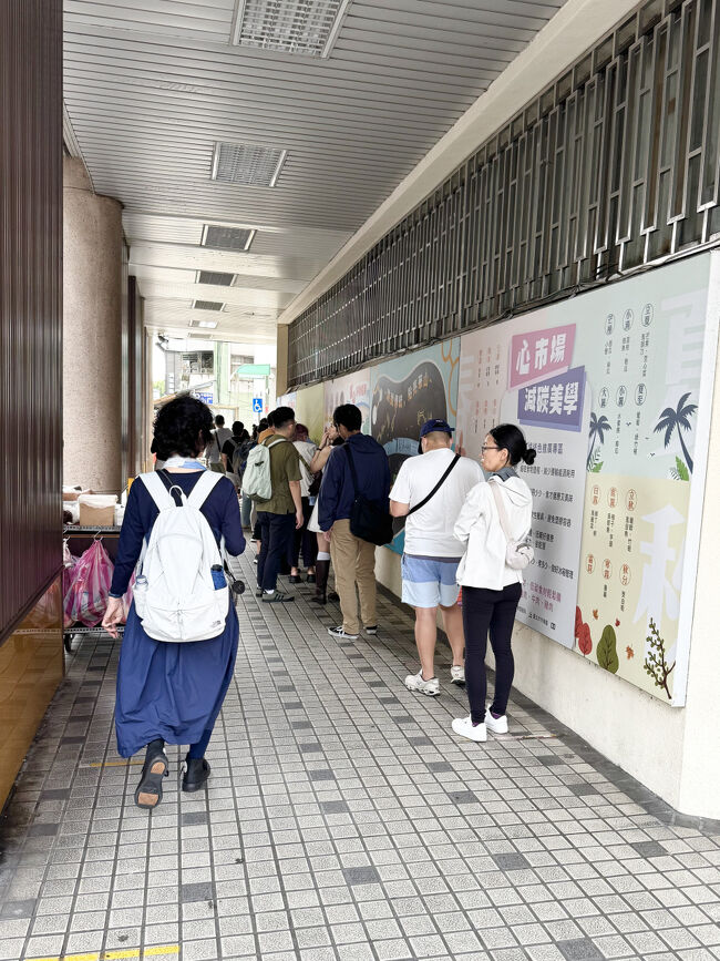 再び出かけます<br /><br />ホテルからすぐのところにある大人気の<br />阜杭豆漿<br />平日11時はこんな列でした<br />https://maps.app.goo.gl/neF9351b4VFipqDD8?g_st=ic<br />