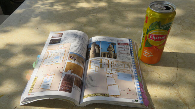 池の脇のカフェで水分補給です。