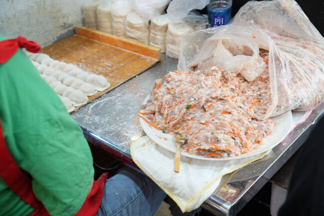 お姉さんが包んでます