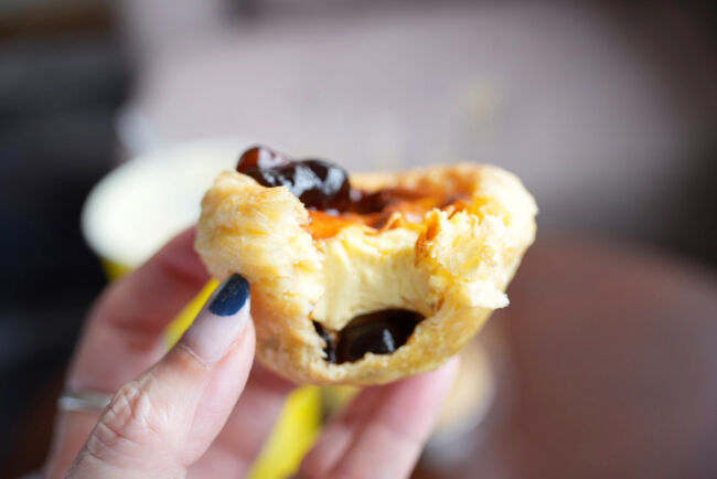 ホテルに戻り<br />先ほど台北駅で買った<br />タピオカ入りエッグタルトいただきました！<br /><br />もちもちでうまうまです(^^)