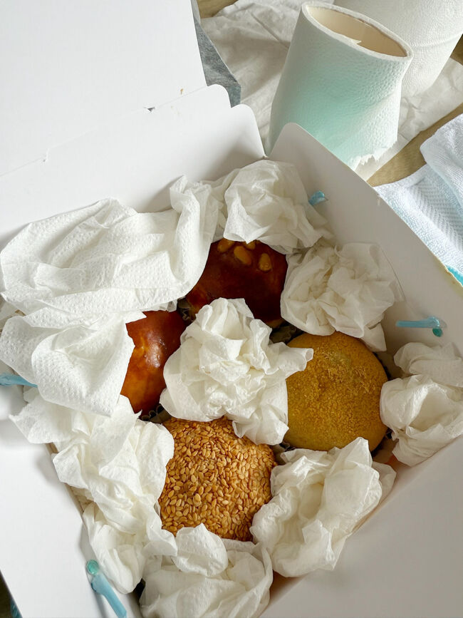 パッキングします<br /><br />このお菓子は姉のなんだけど<br />箱の中で転がらないよう<br />家から持ってきたトイレットペーパーを<br />まるめて詰めて固定してスーツケースに(^^;<br /><br />私はてつおじさんのチーズケーキと一緒に<br />手荷物で平行にして持ち帰ります<br />