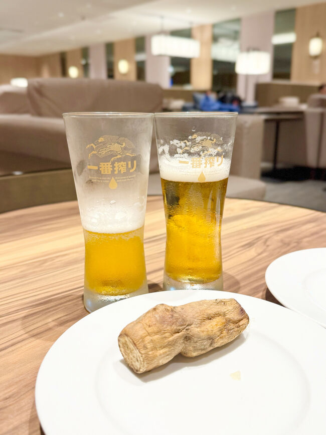 お腹いっぱいなのと機内食楽しみにしてるのでビールのみ<br /><br />ビールサーバーが自動で注がれるタイプなのだけど<br />ボタン一回押したらグラスの半分も入らない（左のグラス）<br />更にもう一回押して、やっと7分目（右のグラス）でした<br /><br />手前の物体はさつまいもです(^^;