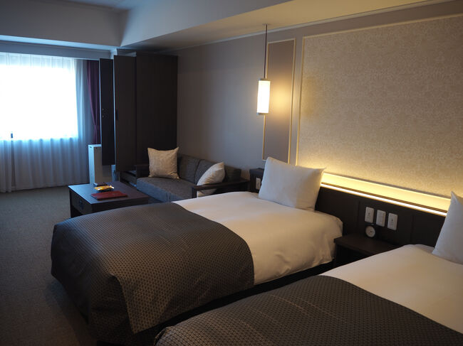 ■□■□■12/10(水)１日目<br />□■□■□ラビスタ函館ANNEX<br />■□■□■６F客室<br /><br />一番狭い部屋でも31平米あるＹＯ。<br />スーツケースがおっ広げられるＺＯ(*^^)v<br /><br />そうそう<br />ベッドサイドの電源プラグは<br />ベッドそれぞれに<br />　コンセント<br />と<br />　ＵＳＢプラグ<br />１つずつあります。