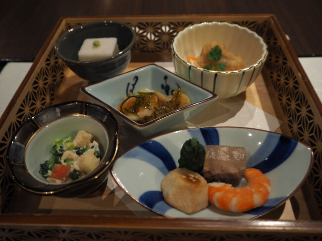 ■□■□■12/10(水)１日目<br />□■□■□ラビスタ函館ANNEX<br />■□■□■夕食：２F北の番屋<br /><br />気を取り直して<br />夕食はお鮨食べ放題の懐石仕立て<br /><br />写真は先附の前菜五種<br />この時は、メチャ空腹だったんで秒殺。<br />味わうことを忘れてた…<br />というか、もともと知らない…かな（汗）