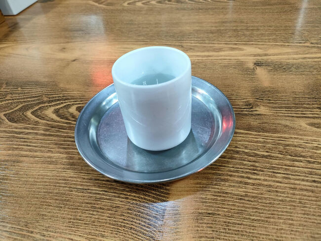 席に座ったら、真っ先に白湯が出てきました。冬とはいえ白湯って珍しいですね。<br />ここでは「ケランチム」を注文します。<br />昔、娘と行ったときは、クッパを注文したんですが、追加で「ケランチム」を頼んでその美味しさと量に衝撃を受けたわけです。