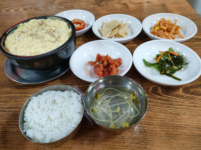 やがてケランチムが到着。<br />おかずは白菜キムチ、韓国風オデン、もやしのキムチ、福神漬け？酢の物にもやしのスープでした。