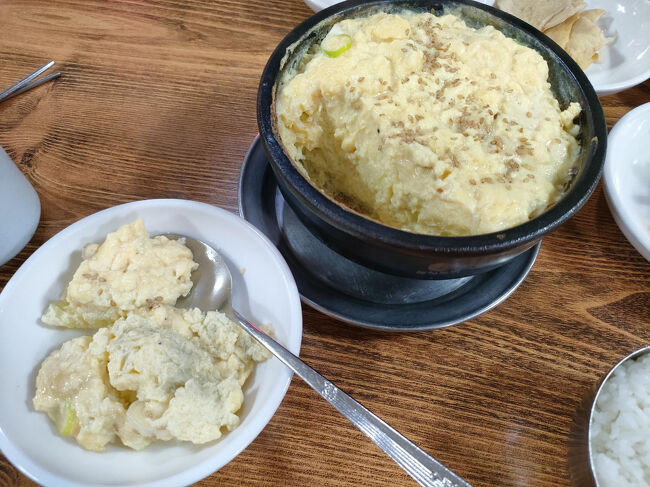 さっそく小皿にとって冷ましながらいただきます。薄い出汁が美味しくて量が多いのに一人で食べられそうです。<br />朝からお腹いっぱいになってごちそうさま。<br />帰りは市庁駅から地下鉄１号線に乗って鷺梁津駅で９号線に乗り換えます。