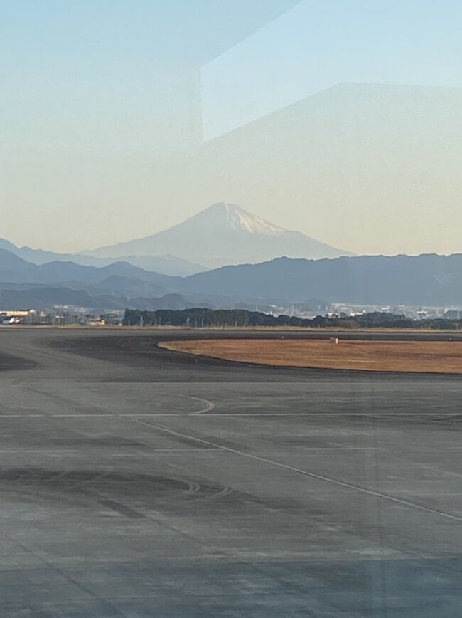 FDA(143便)<br />静岡(FSZ)8:00-福岡(FUK)9:50<br />→8:04-10:00<br /><br />ちょっと霞んでいるけれど<br />いい富士山！