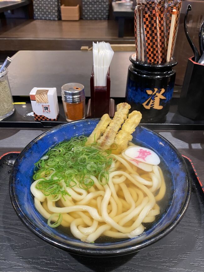 ごぼ天うどん(3本)<br />499円(税込)<br /><br />資さんうどんの特徴<br />・タッチパネル注文/支払いは下記参照<br />・麺がしっかりとやわめの中間<br />・牧のうどんより濃い味のつゆ<br />・かわいい資なると<br />・ねぎのトッピング多めが無料<br />・おぼろ昆布食べ放題(重要)<br /><br />牧のうどんはかなりやわ麺で<br />博多うどんの特徴そのものでしたが<br />こちらは万人受けしそうだと感じました。<br />首都圏進出を果たしたのも納得です。<br />おぼろ昆布なんて滅多に出会えないので<br />1年分くらい食べちゃいました(爆)