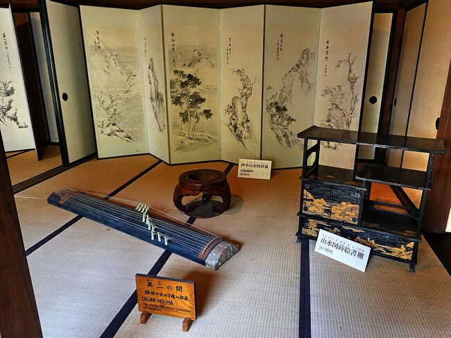 祖母や子供たちの部屋だった「奥二の間」・・・戦国時代の「四季山水図屏風」や江戸時代の「山水図蒔絵書棚」が置かれています。