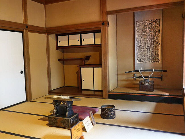 家老の執務室として使われた書院造りの「表居間」・・・西郷頼母は会津藩最後の藩主・松平容保（かたもり　1836～1893〉が京都守護職を任命された時、時局の大勢を予見し、『薪を負うて火を救うにひとし』と再三にわたり反対し、職を解かれました。